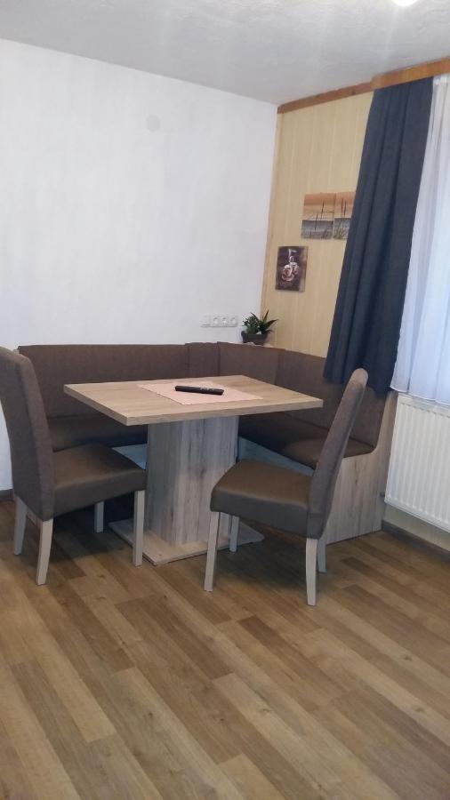 Haus Alpina Hotel Langenfeld Bagian luar foto
